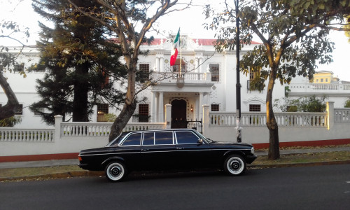 300D-MERCEDES-LIMUSINA-IN-FRONT-OF-MEXICAN-EMBASSY-COSTA-RICA05b6e6f962c109b5.jpg