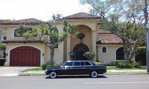 AMAZING-MANSION-AND-MERCEDES-300D-LANG-LIMUSINA-COSTA-RICA-LIFESTYLEa7b1ece79b6aaf44.jpg