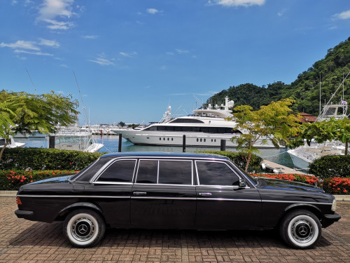 BIG-YACHT-AND-MERCEDES-LIMOUSINE.-LOS-SUENOS-MARINA-COSTA-RICA26fb140097e80226.jpg