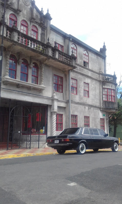 Barrio-Amon-Costa-Rica-architecture-and-LIMOUSINE-MERCEDES-300D-LANG7375c5b256a1b888.jpg