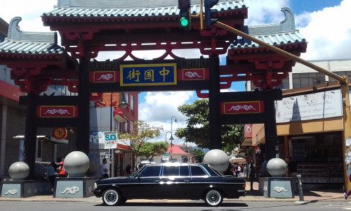 CHINATOWN COSTA RICA. MERCEDES 300D W123 SEDAN LANG