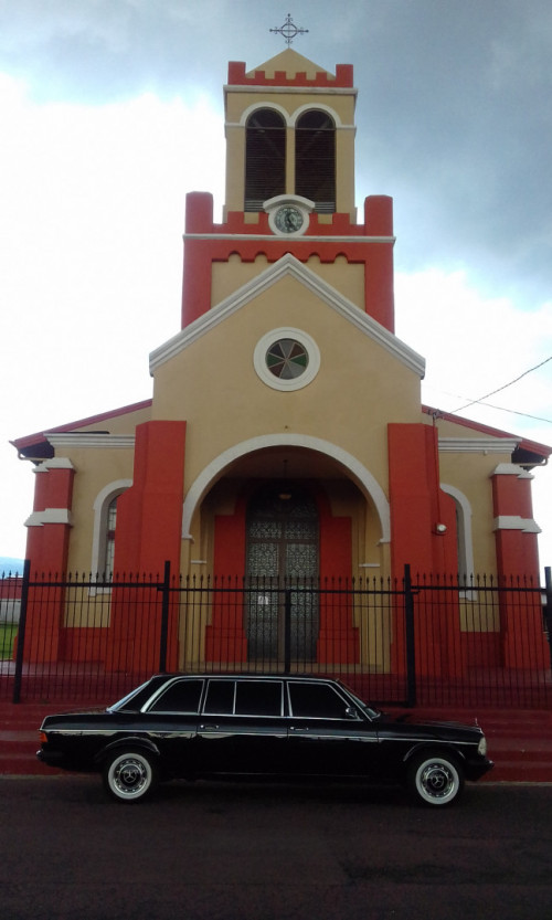 COSTA-RICA-CHURCH.-MERCEDES-LIMOUSINE-SERVICE-FOR-WEDDINGS.ef0541d98d6c3d30.jpg
