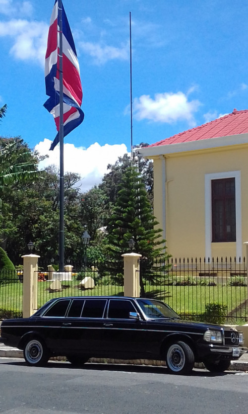 COSTA-RICA-FLAG-WITH-A-MERCEDES-300D-LANG-LIMO995173b32df05b10.jpg