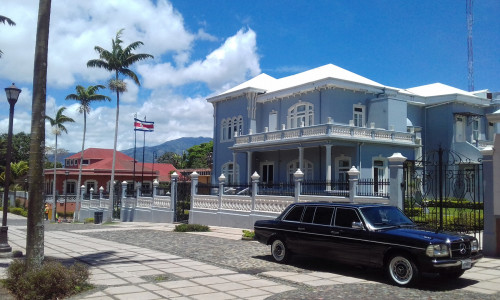 Castillo-Azul-Costa-Rican-Legislative-Assembly-LIMOUSINE-MERCEDES844f01e07e1909da.jpg