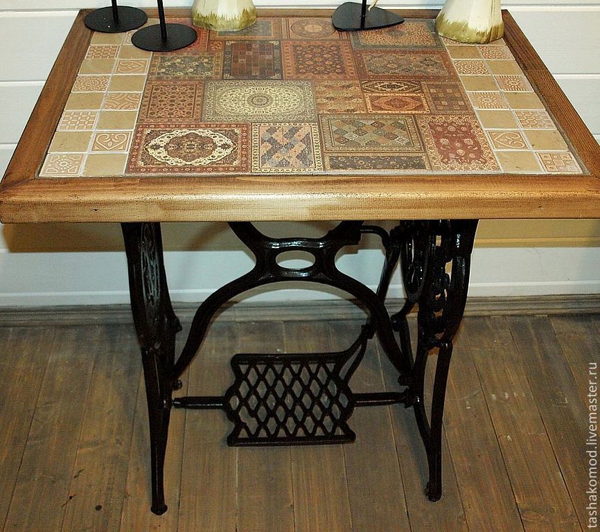 Кухонный стол плитка. Кухонный стол с мозаикой. Кухонный стол с керамической плиткой. Обеденный стол со столешницей из плитки. Стол из керамической плитки.